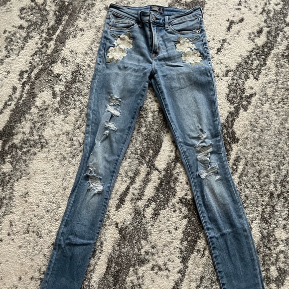 Abercrombie & Fitch - Women’s Harper Low Rise Skinny Jeans with Florals - 0L - Picture 3 of 7
